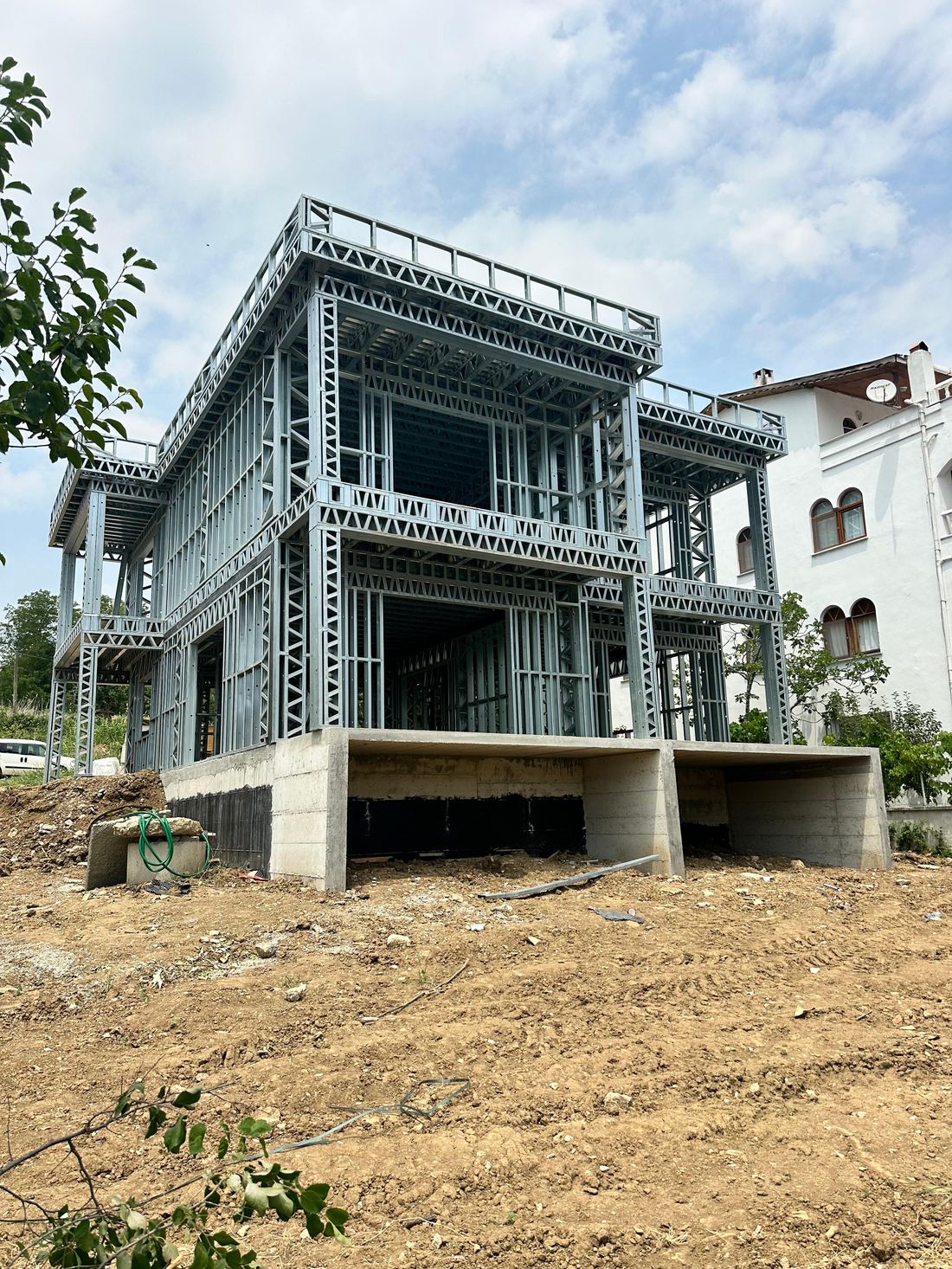 MefSteel ekibi şantiyede çelik karkas montajında - gerçek saha karesi