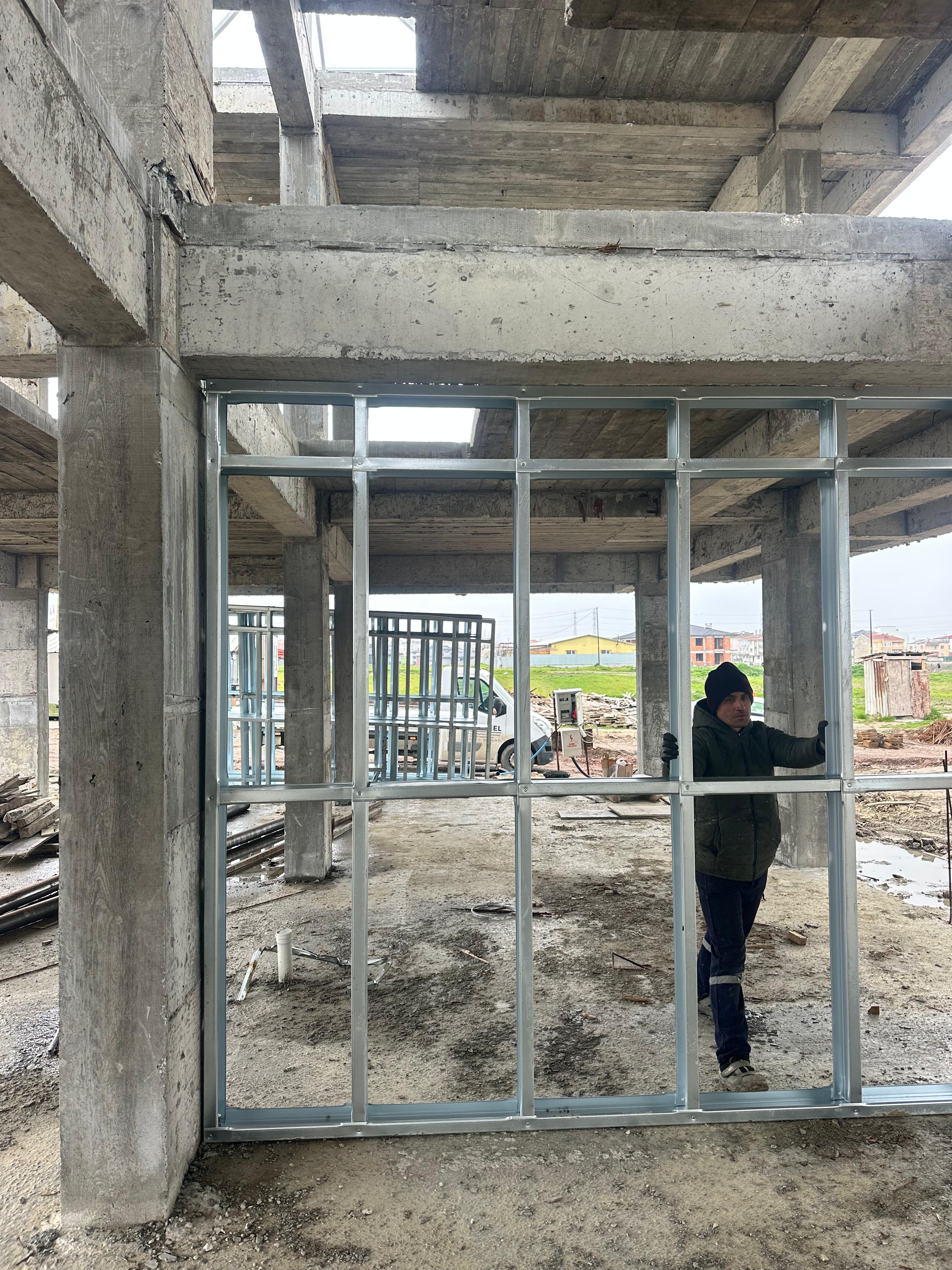 İki katlı villa betonarme iskeleti dışarıdan görünüm