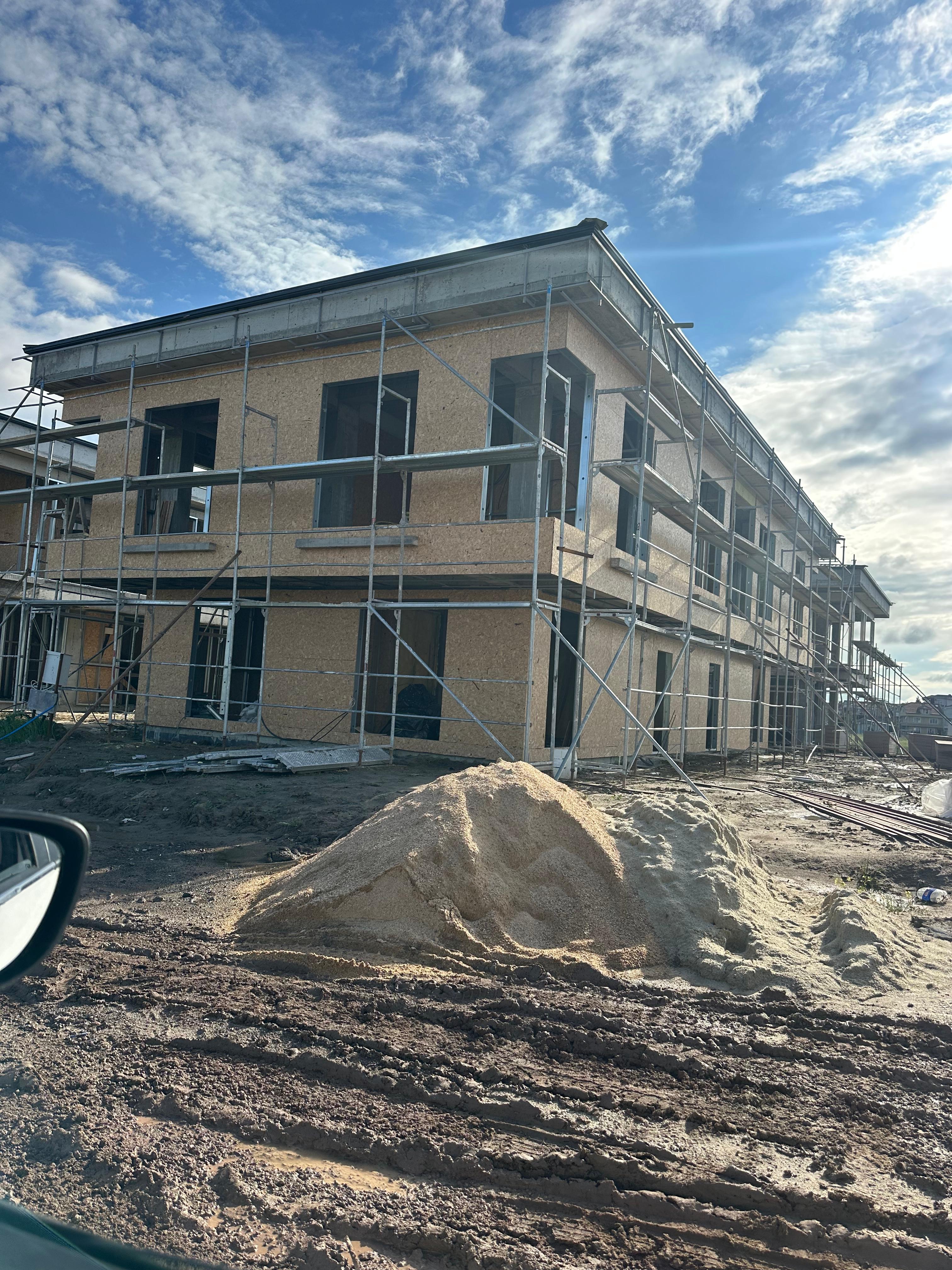 Villa köşeden görünüm, hafif çelik duvarlar kısmi montaj tamamlandı