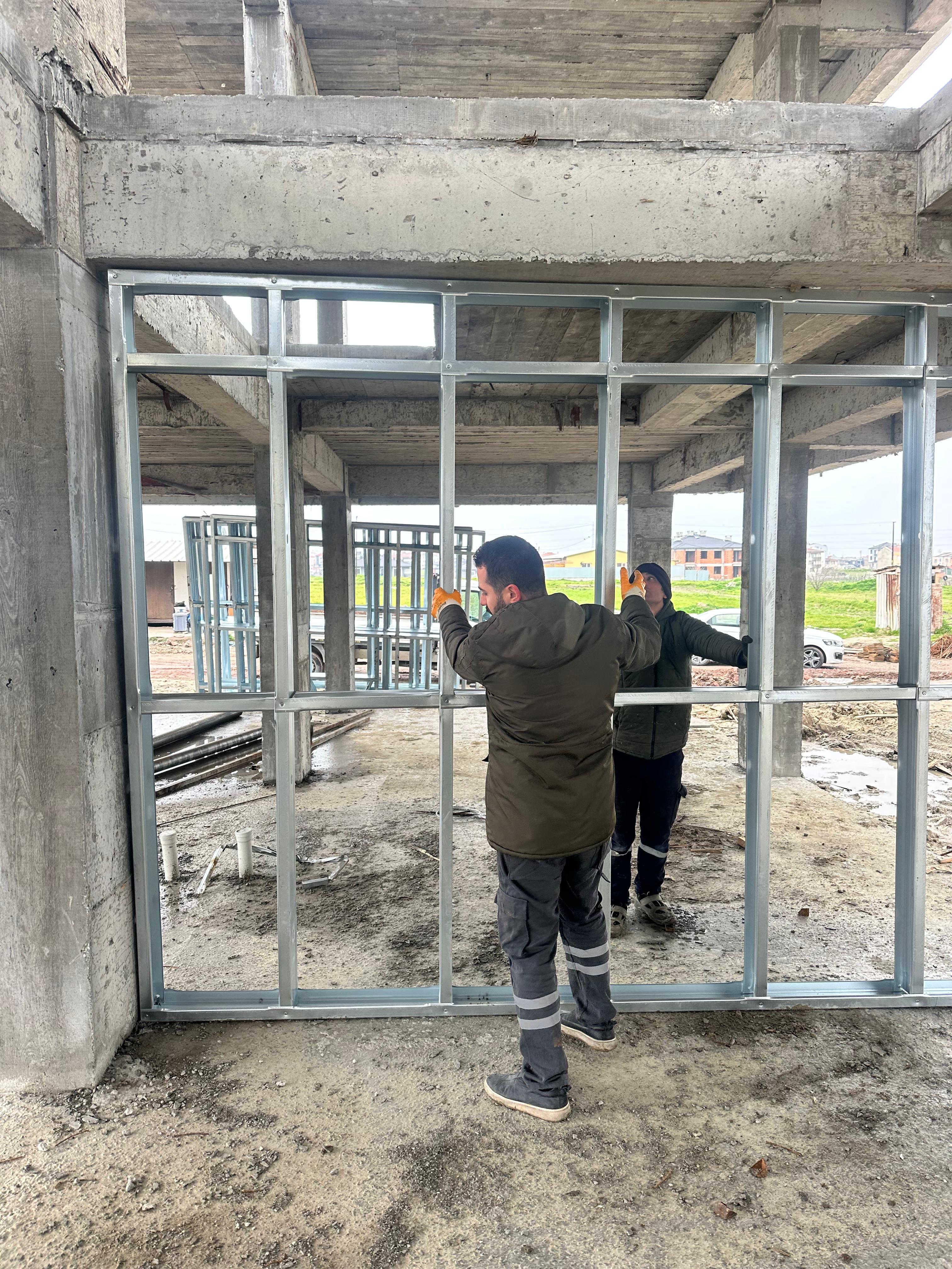 Kuş bakışı görünüm, hafif çelik çatı makasları döşeme üzerinde