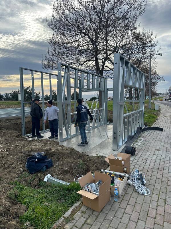 MefSteel ekibi hafif çelik ticari yapı montajında - sahada kurulum anı